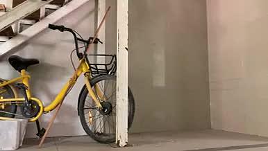 4K工业厂房里的破旧的自行车视频的预览图